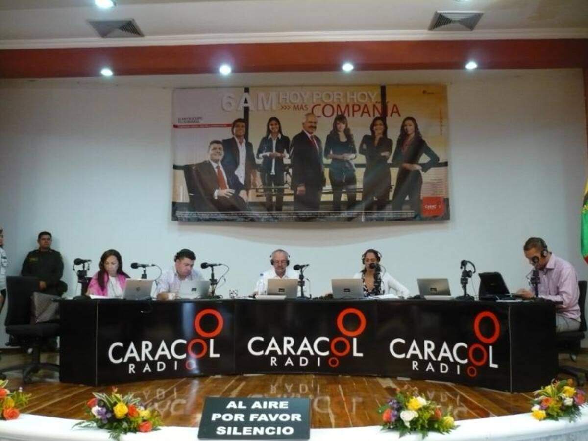 Darío Arizmendi y su equipo desde la heroica, mostrando lo mejor de la ciudad y sus gentes. Foto: Caracol Radio.
