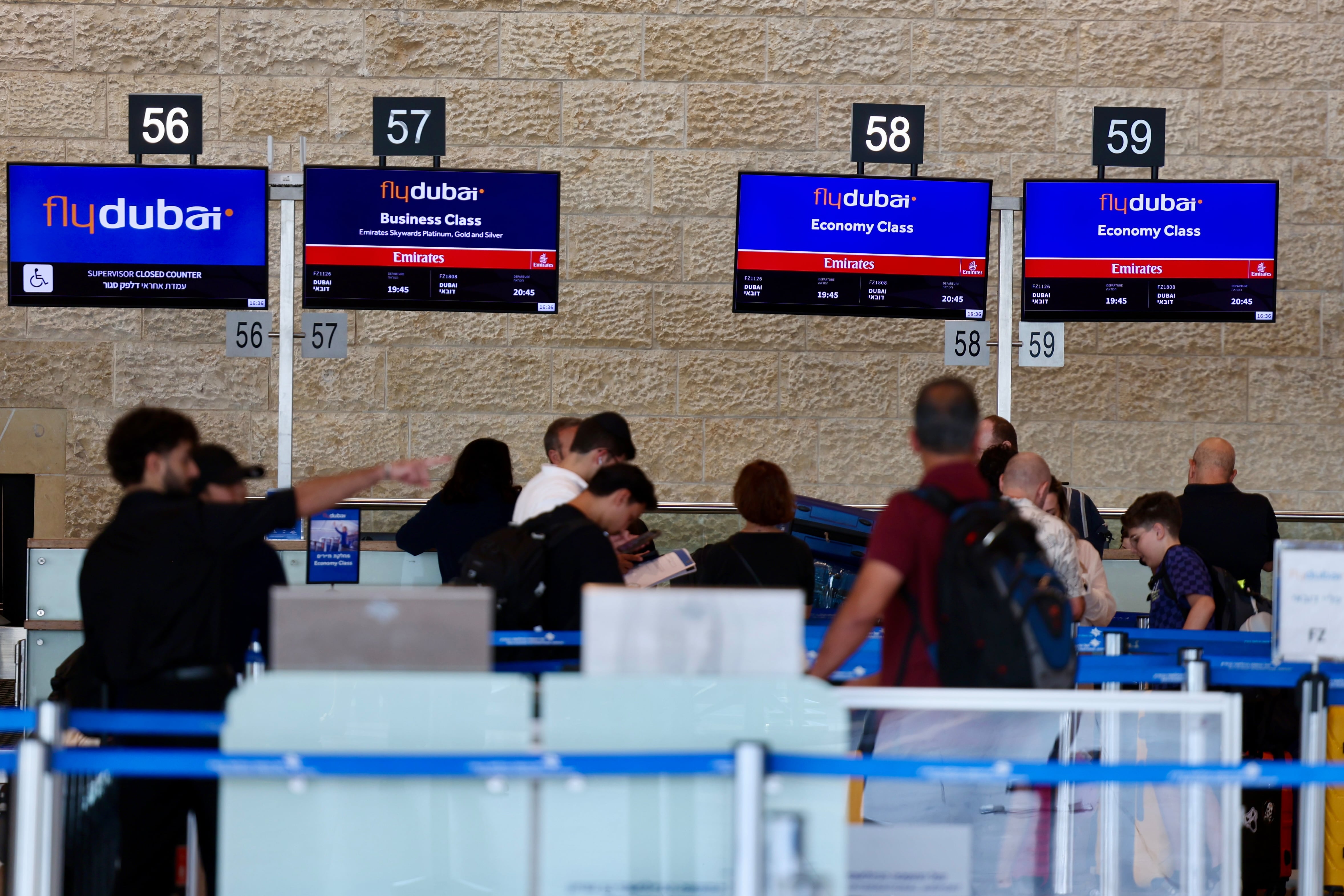 30 September 2026, Israel, Lod: Passengers stand in line to board a Flydubai plane at Ben Gurion International Airport.  Imagen tomada de Getty Imagenes (Crédito: picture alliance / Colaborador)