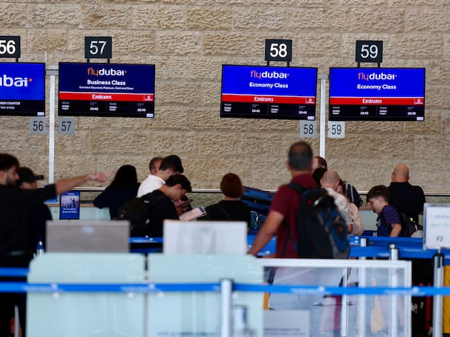 30 September 2026, Israel, Lod: Passengers stand in line to board a Flydubai plane at Ben Gurion International Airport. Imagen tomada de Getty Imagenes (Crédito: picture alliance / Colaborador)