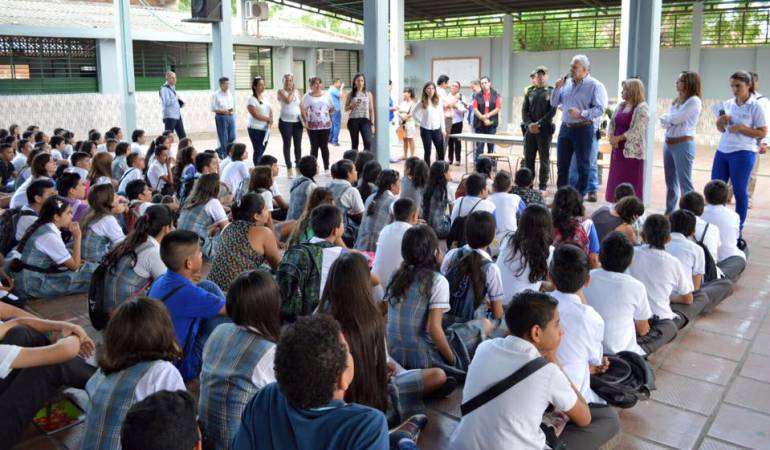 Los estudiantes expresan reacciones encontradas en torno a la cartilla sexual.