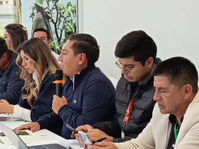 El gobernador de Boyacá, Carlos Andrés Amaya, durante la mesa técnica adelantada en la Terminal de Transporte de Tunja, Juana Velasco de Gallo / Foto: Caracol Radio