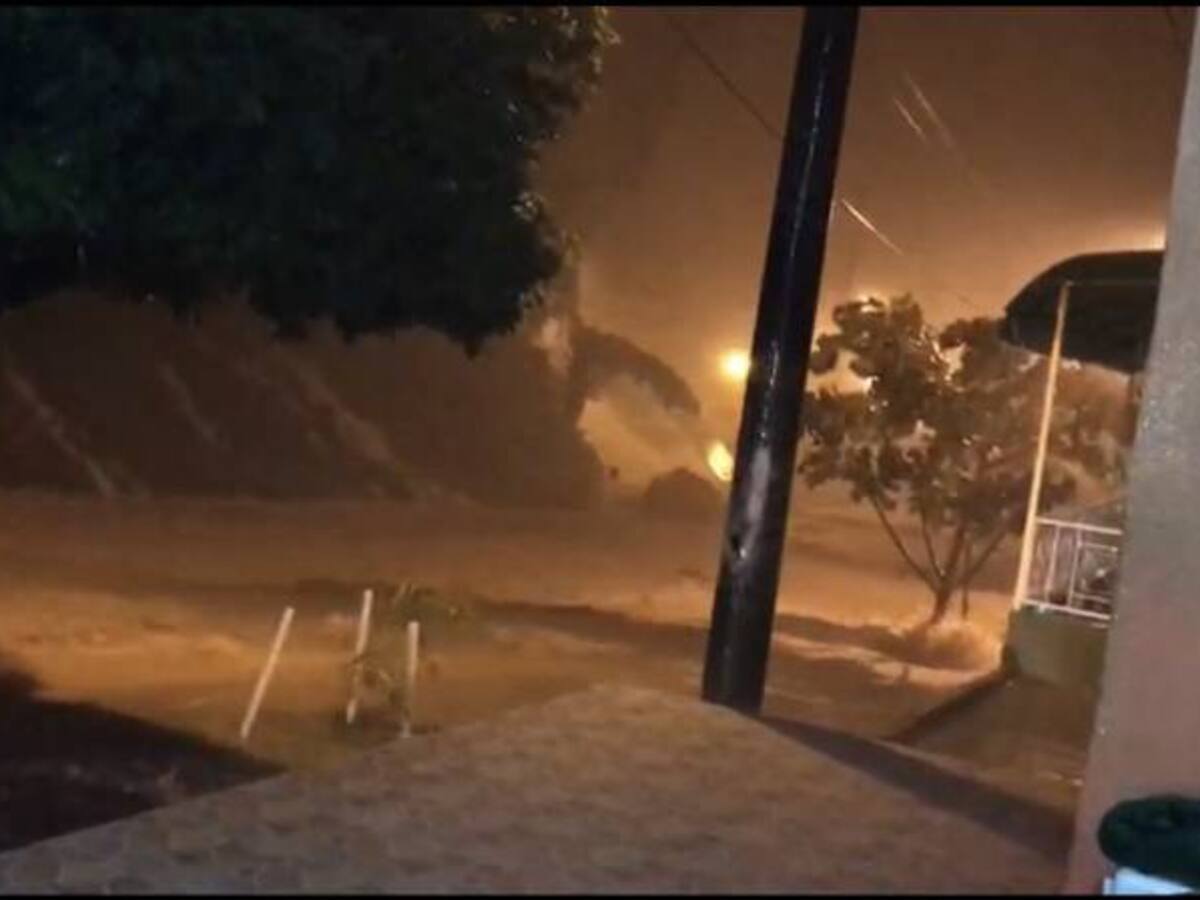 Por temor a avalancha, evacuan familias en San Vicente de Chucurí