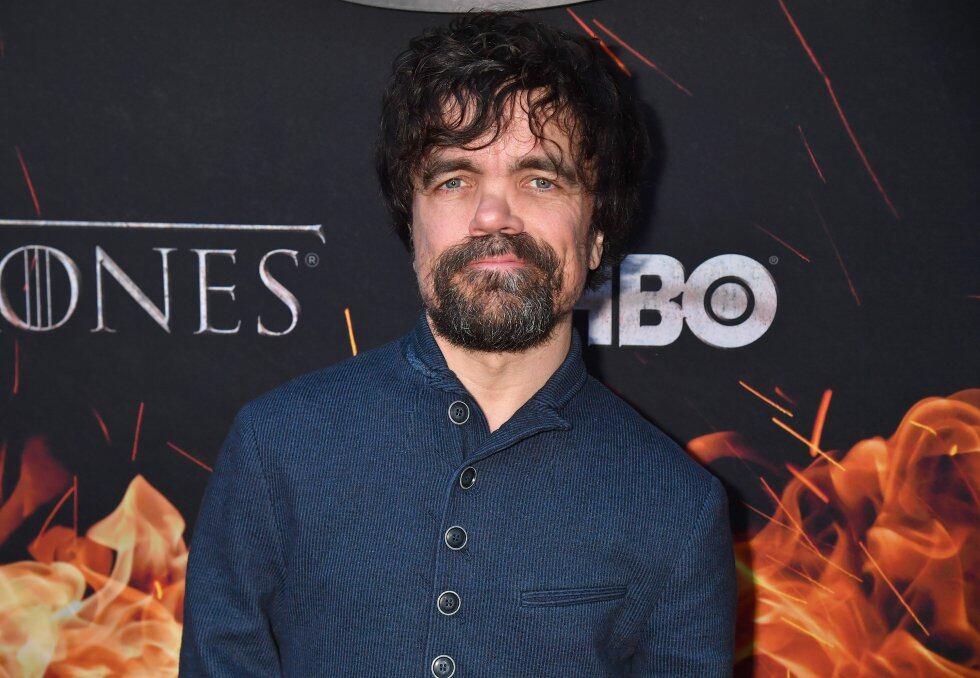 Cuenta con tres Premios Emmy: 2011, 2015 y 2018, y un Globo de Oro en el 2012 por su interpretación como Tyrion Lannister en 'Juego de tronos'.