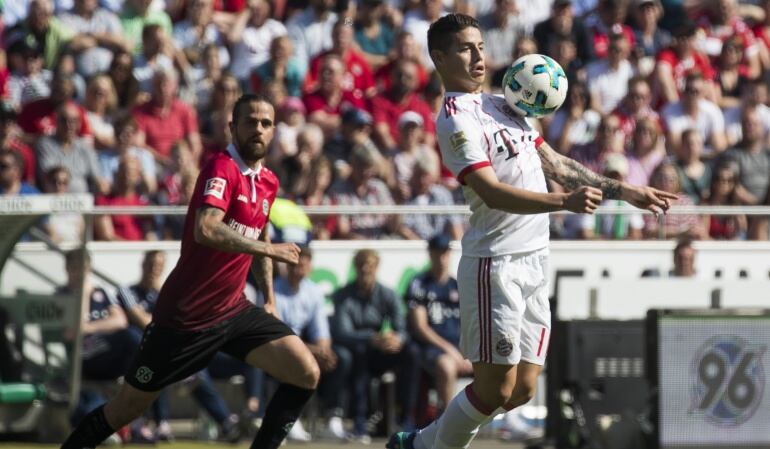 Juan Camilo Hernández (der)