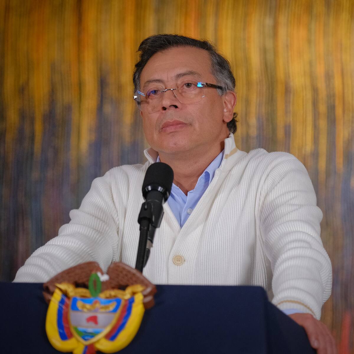 Petro defiende a funcionaria que habría usado avión de la Policía para transportar a su familia