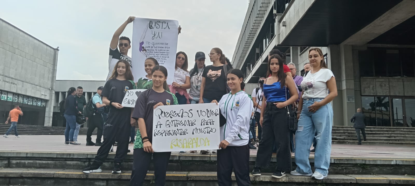 Manifestación de integrantes de la Liga de Gimnasia de Risaralda - Caracol Radio Pereria.