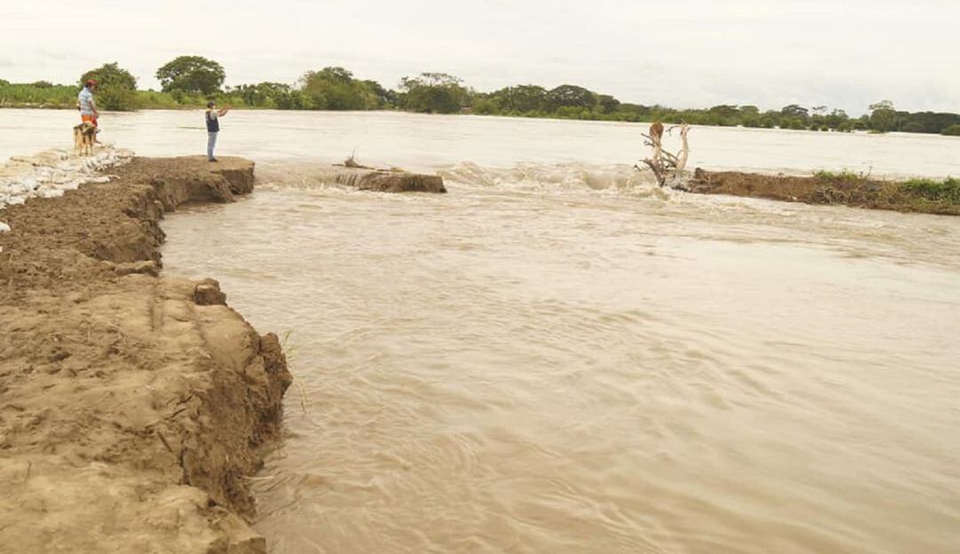 El alcalde de la población, Juan Carlos Becerra, pidió ayuda urgente del Gobierno para tapar los tres “chorros” que amenazan a la zona