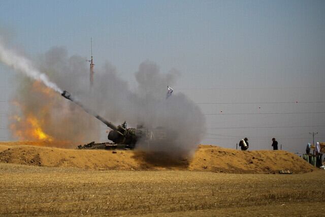 Los bombardeos de artillería israelíes contra objetivos en la Franja de Gaza se realizan en un lugar no especificado junto a la frontera israelí con la Franja de Gaza. Colprensa Externos Foto de: Albert Sadikov - JINIPIX