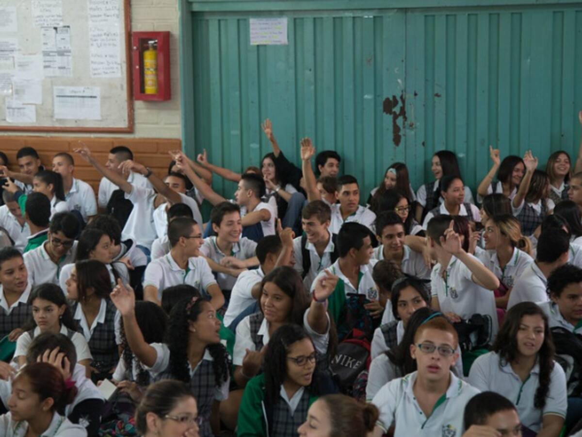 Regresan a clases niños en zona de alto riesgo en el Huila