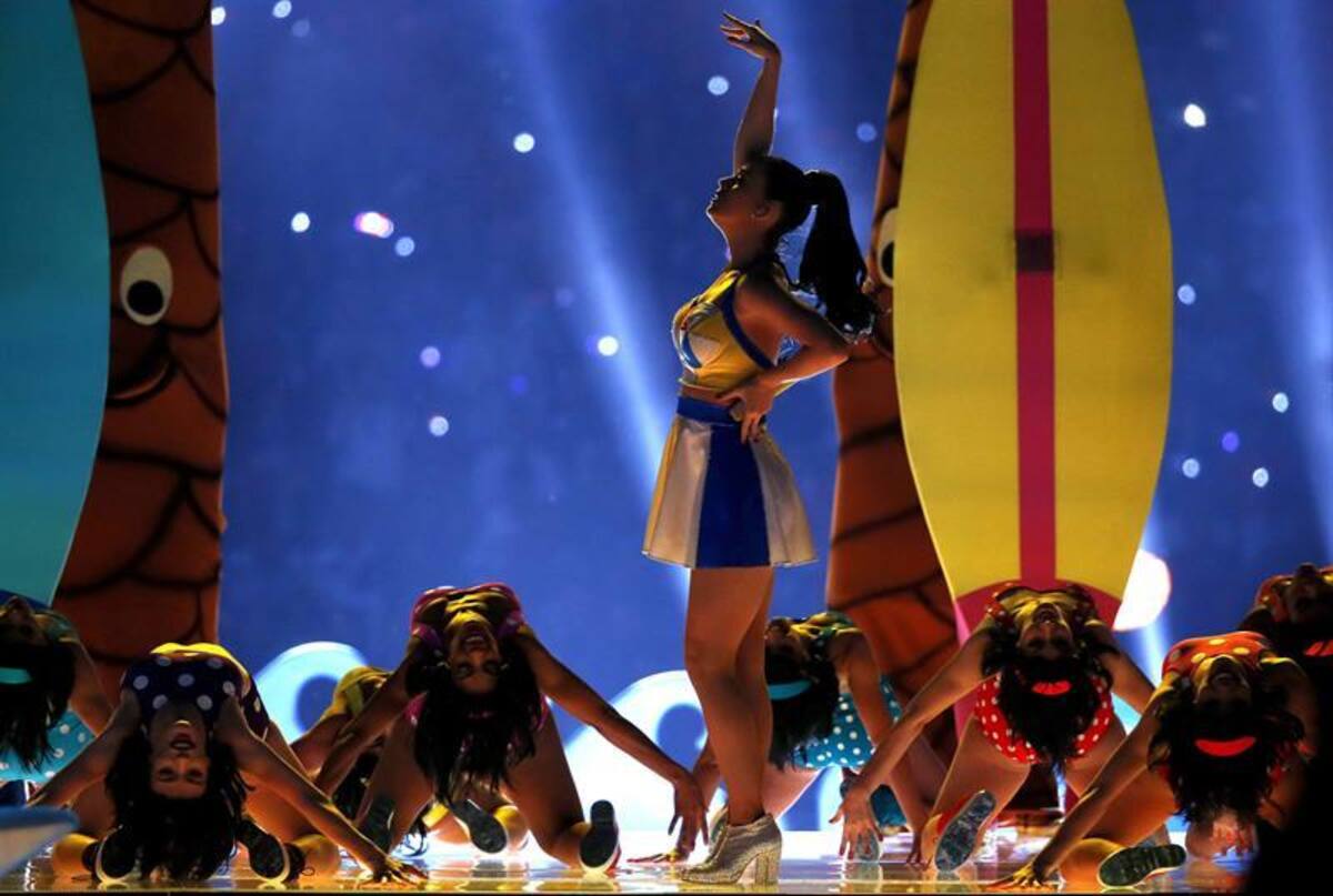 La cantante californiana mantuvo encendido el University of Phoenix Stadium en su actuación en el descanso, después de que los Patriots de Nueva Inglaterra y los Seahawks de Seattle iniciaran el incendio en el campo con una serie de jugadas que a la mitad del Super Bowl estaba empatado a 14-14.