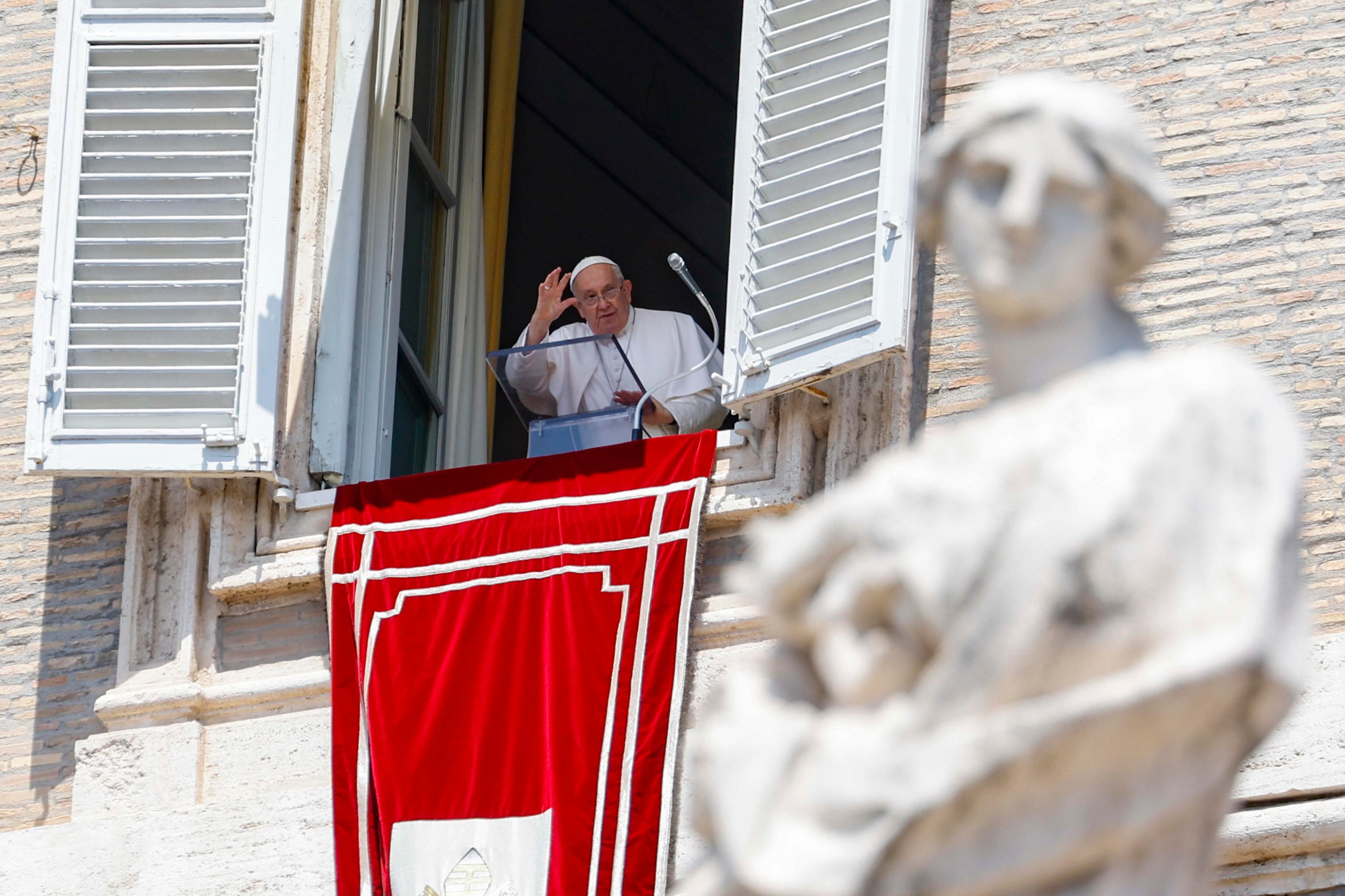 Ciudad del Vaticano (Santa Sede), 21/07/2024.- El papa Francisco hace un gesto mientras preside el rezo del Ángelus desde la ventana de su despacho con vista a la Plaza de San Pedro en la Ciudad del Vaticano, este domingo.-EFE/ Fabio Frustaci