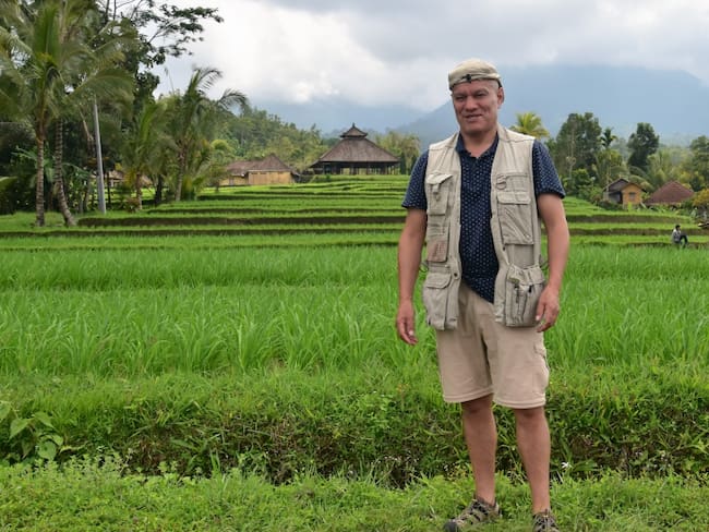 Investigador Luis Cabrera en campos de arroz en la República de La India