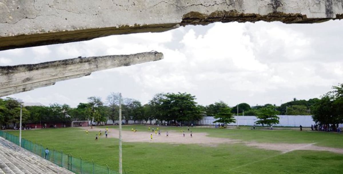Construido a principios del siglo XX, este estadio tiene el hito de haber sido el lugar donde se jugó el primer partido organizado de fútbol en Colombia en 1922 entre Océano Colorado y Azul.  Además, en 1926 se realizó el primer encuentro internacional entre una selección de Costa Rica y otra de Atlántico.  Sin datos que lo comprueben, pero con evidencias como el estadio Moderno, muchos historiadores indican que el fútbol, como lo conocemos propiamente, llegó al país a través de la Puerta de Oro, Barranquilla.