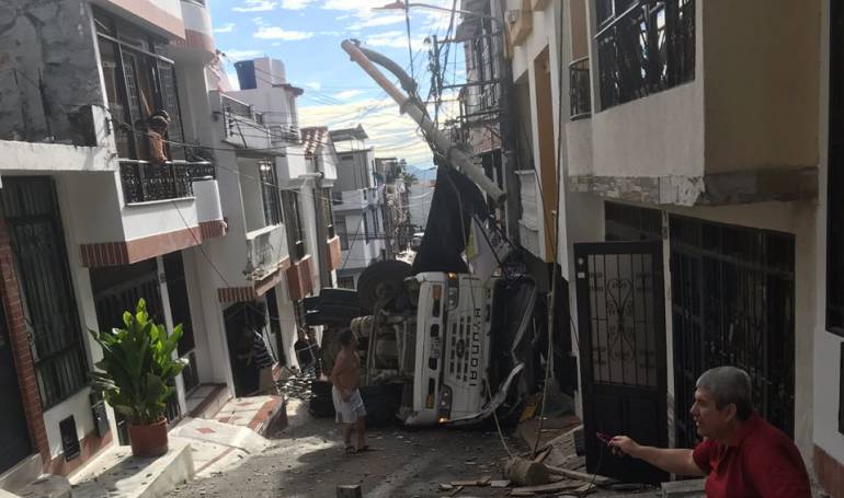 El vehículo estaba cargado con concreto.
