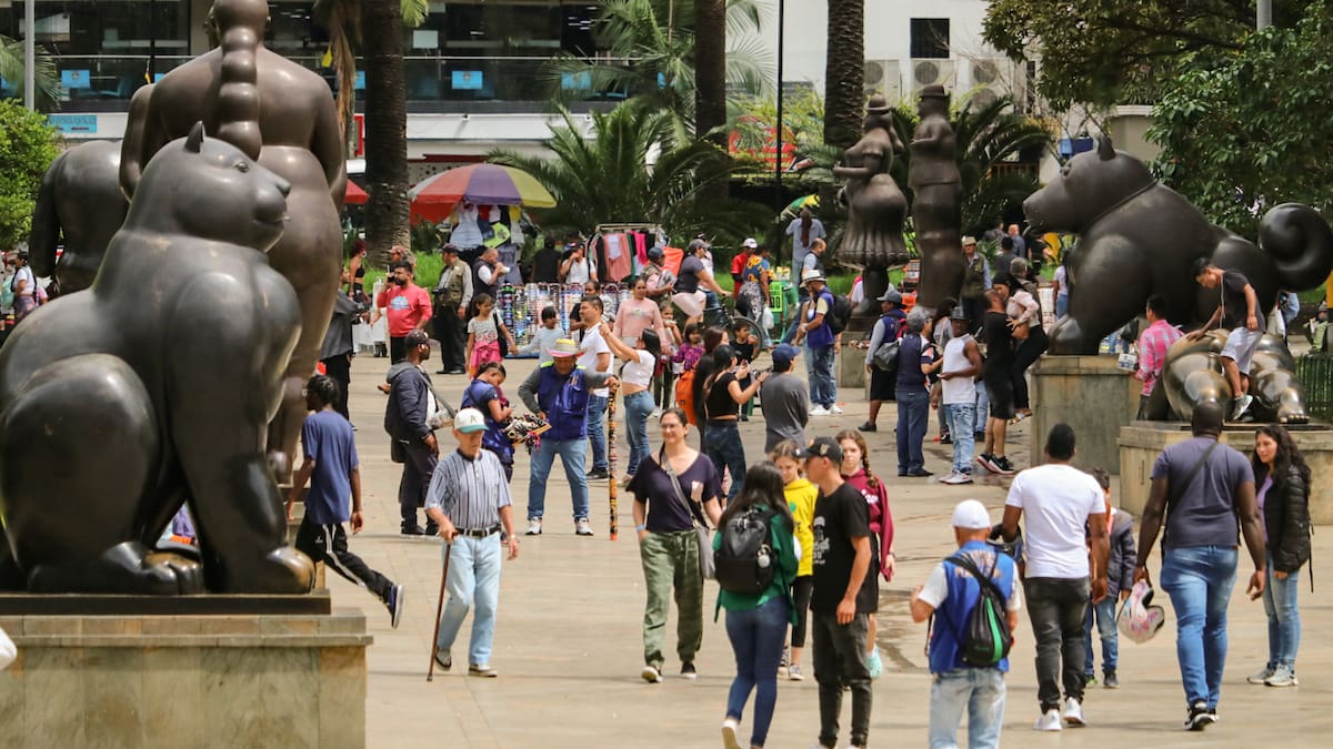Alerta en la Plaza Botero en Medellín por hallazgo de paquete con explosivos