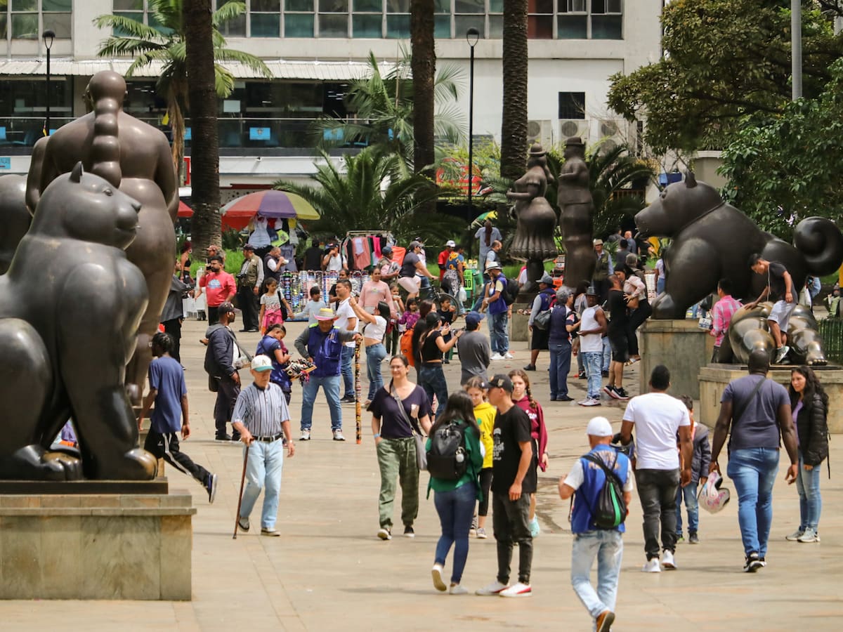 Alerta en la Plaza Botero en Medellín por hallazgo de paquete con explosivos