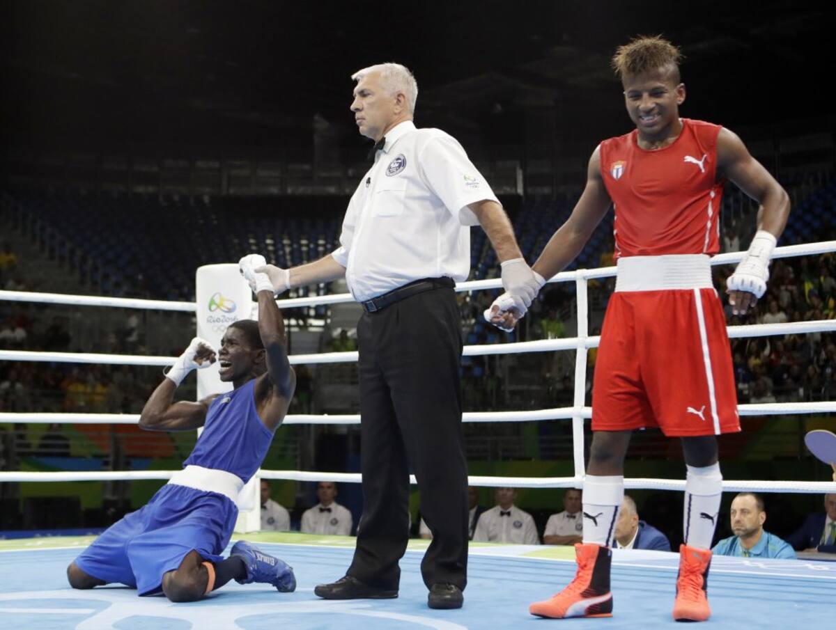 De rodillas celebró su paso a la final el boxeador originario de Antioquia.