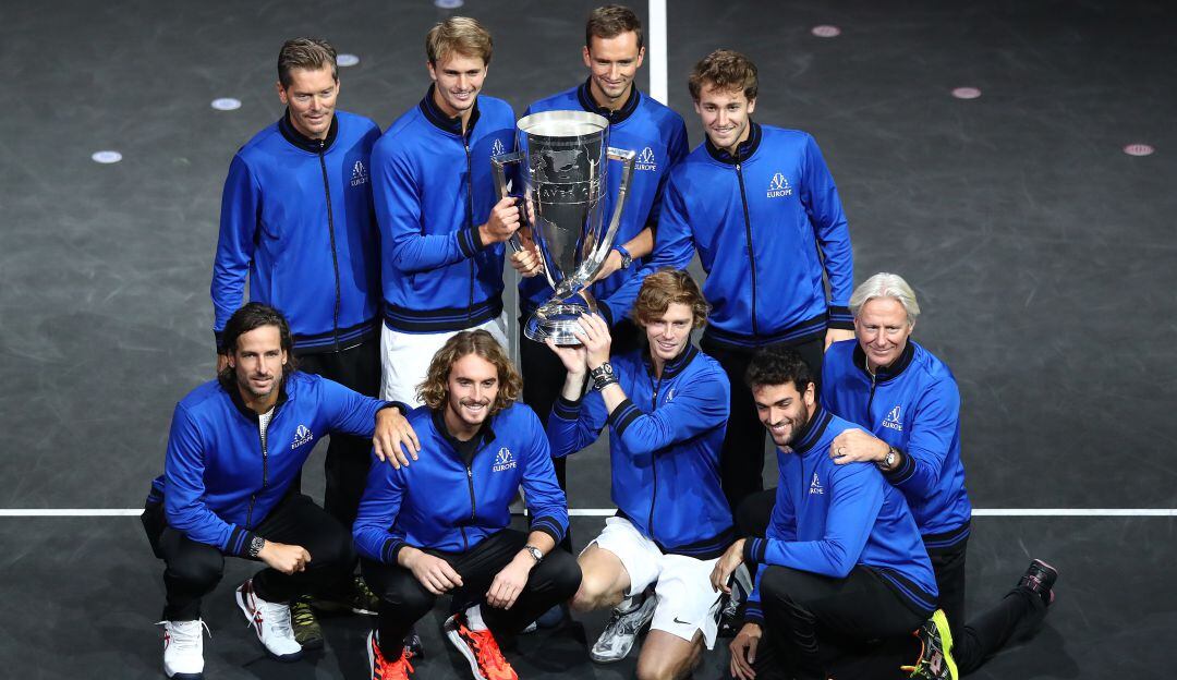 Los jugadores de Europa festejan con el trofeo de la Laver Cup.