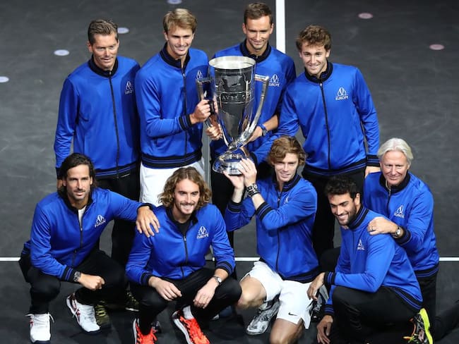 Los jugadores de Europa festejan con el trofeo de la Laver Cup.