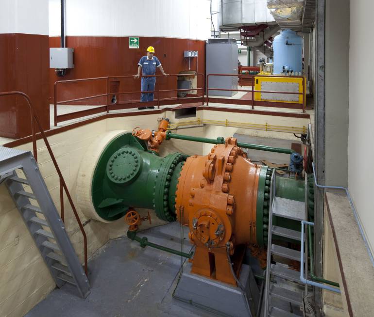 Interior de la central hidroeléctrica de Guatapé en Antioquia. 