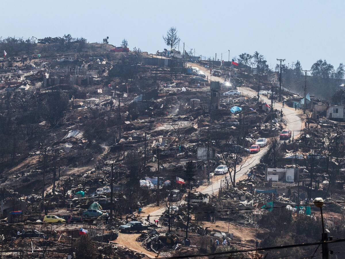 Personas que no estamos en albergues no tenemos ningún tipo de ayuda: Víctima de incendios en Chile