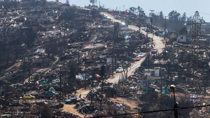 Personas que no estamos en albergues no tenemos ningún tipo de ayuda: Víctima de incendios en Chile