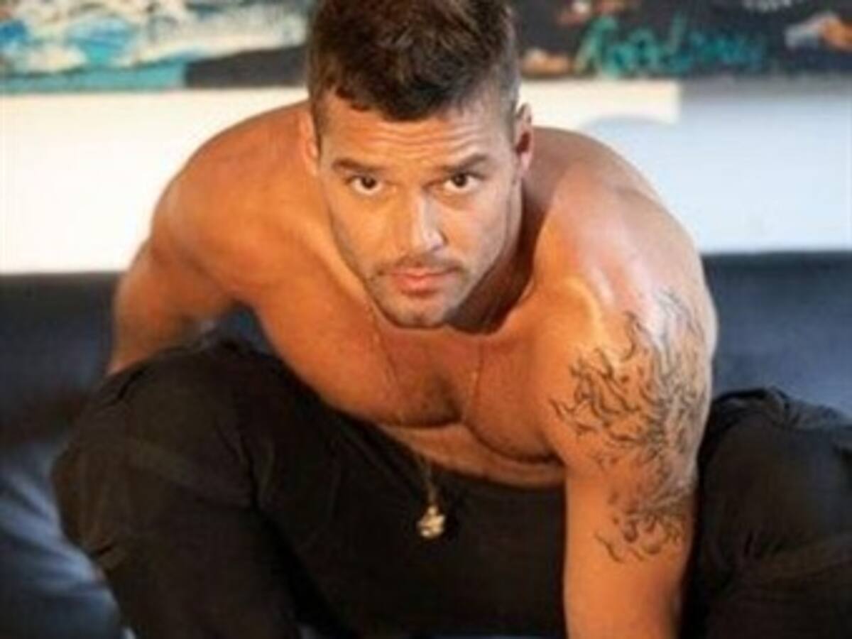 Fans sorprenden a Ricky Martin en la calle con ropa interior