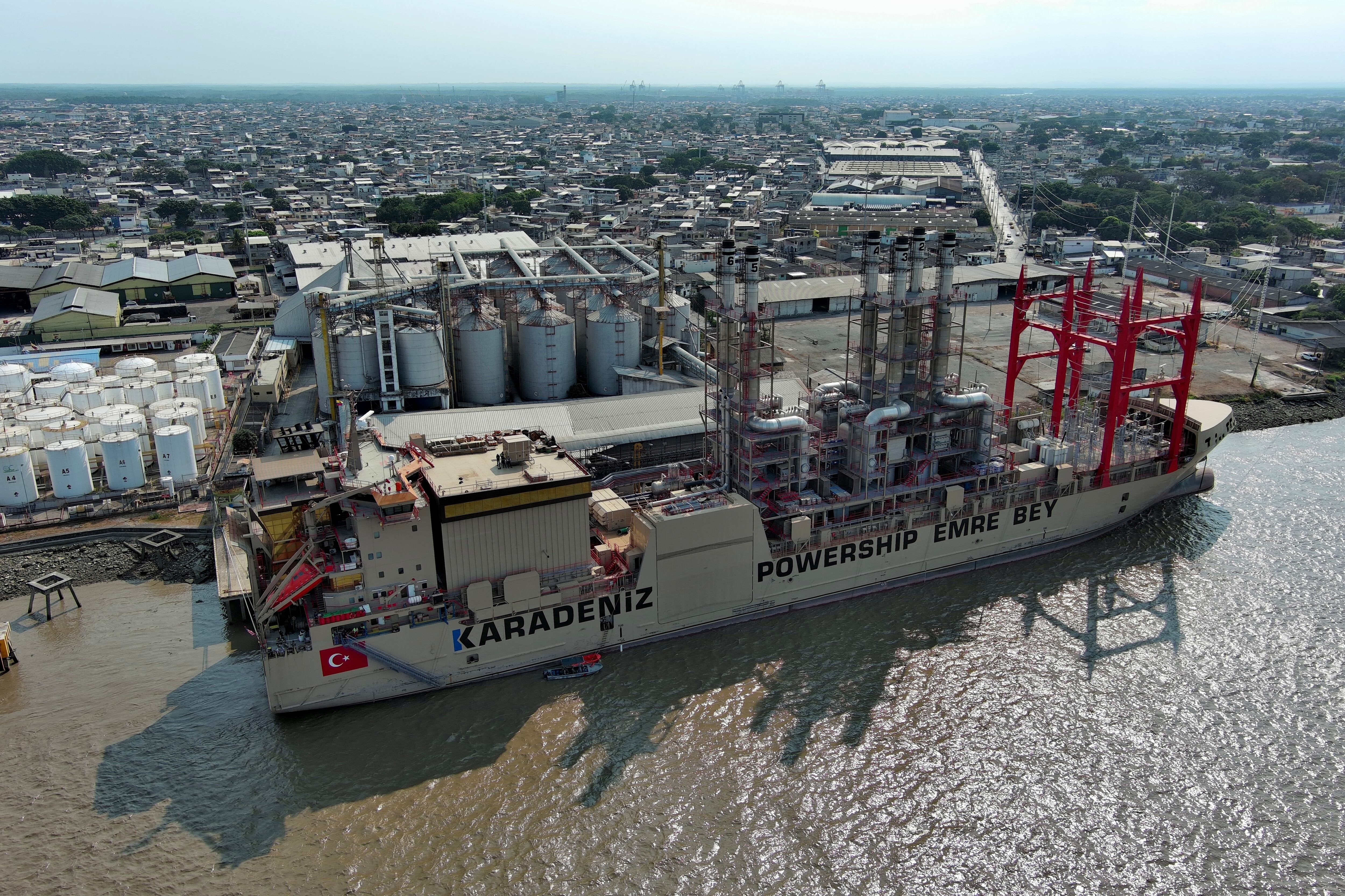 Vista aérea de la planta de generación energética turca que fue alquilada por el gobierno de Ecuador para evadir nuevos apagones por sequía. 
(Foto: MARCOS PIN/AFP via Getty Images)