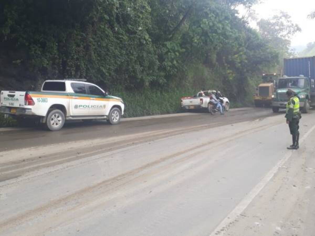 Lentamente se normaliza paso de vehículos en la vía hacia Alto de La Línea
