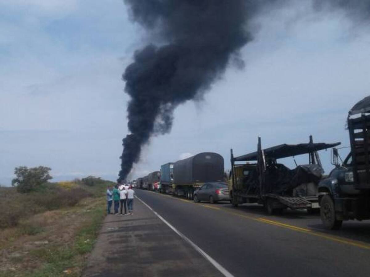 Choque entre vehículos de carga tiene cerrada la vía Ciénaga- Barranquilla