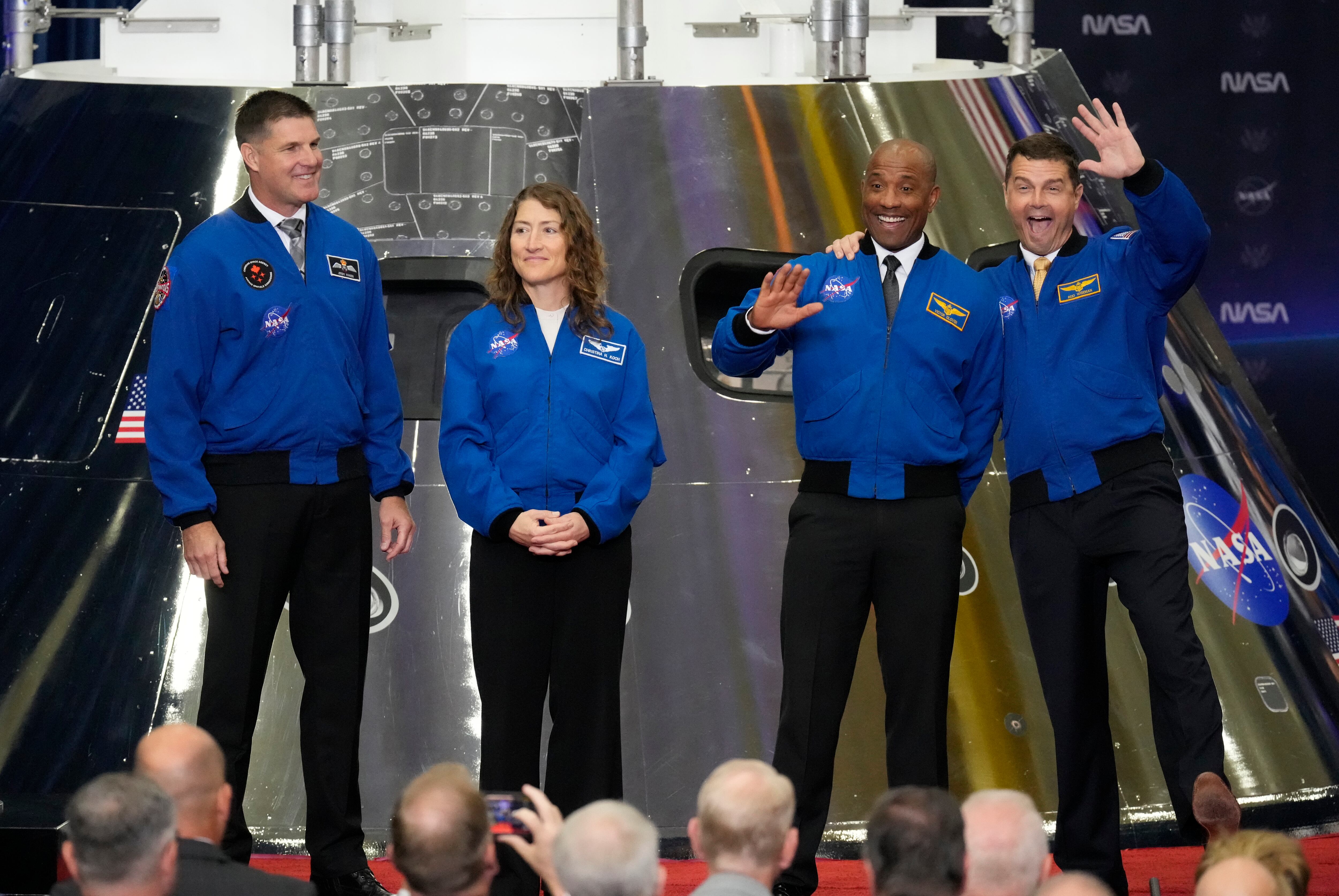 Los miembros de la tripulación de la misión Artemis II Jeremy Hansen (izquierda), Christina Koch, Victor Glover y Reid Wiseman (derecha) suben al escenario durante la ceremonia de entrega de la Medalla de Honor Espacial del Congreso en el Centro Espacial Johnson de la NASA, en Houston Ago. 28, 2026. (Photo by Melissa Phillip/Houston Chronicle via Getty Images)
