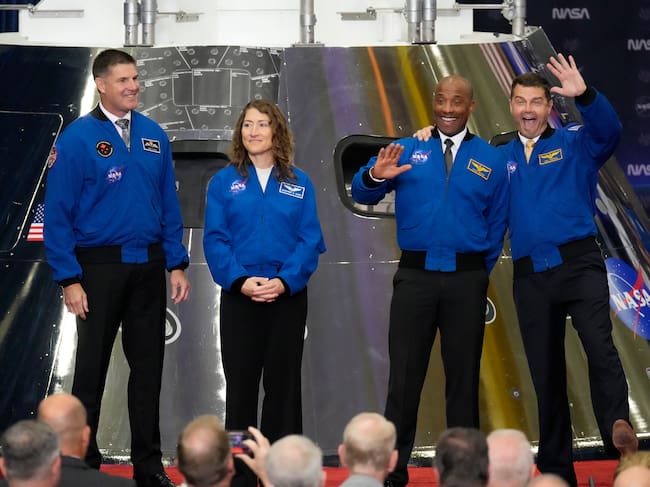 Los miembros de la tripulación de la misión Artemis II Jeremy Hansen (izquierda), Christina Koch, Victor Glover y Reid Wiseman (derecha) suben al escenario durante la ceremonia de entrega de la Medalla de Honor Espacial del Congreso en el Centro Espacial Johnson de la NASA, en Houston Ago. 28, 2026. (Photo by Melissa Phillip/Houston Chronicle via Getty Images)