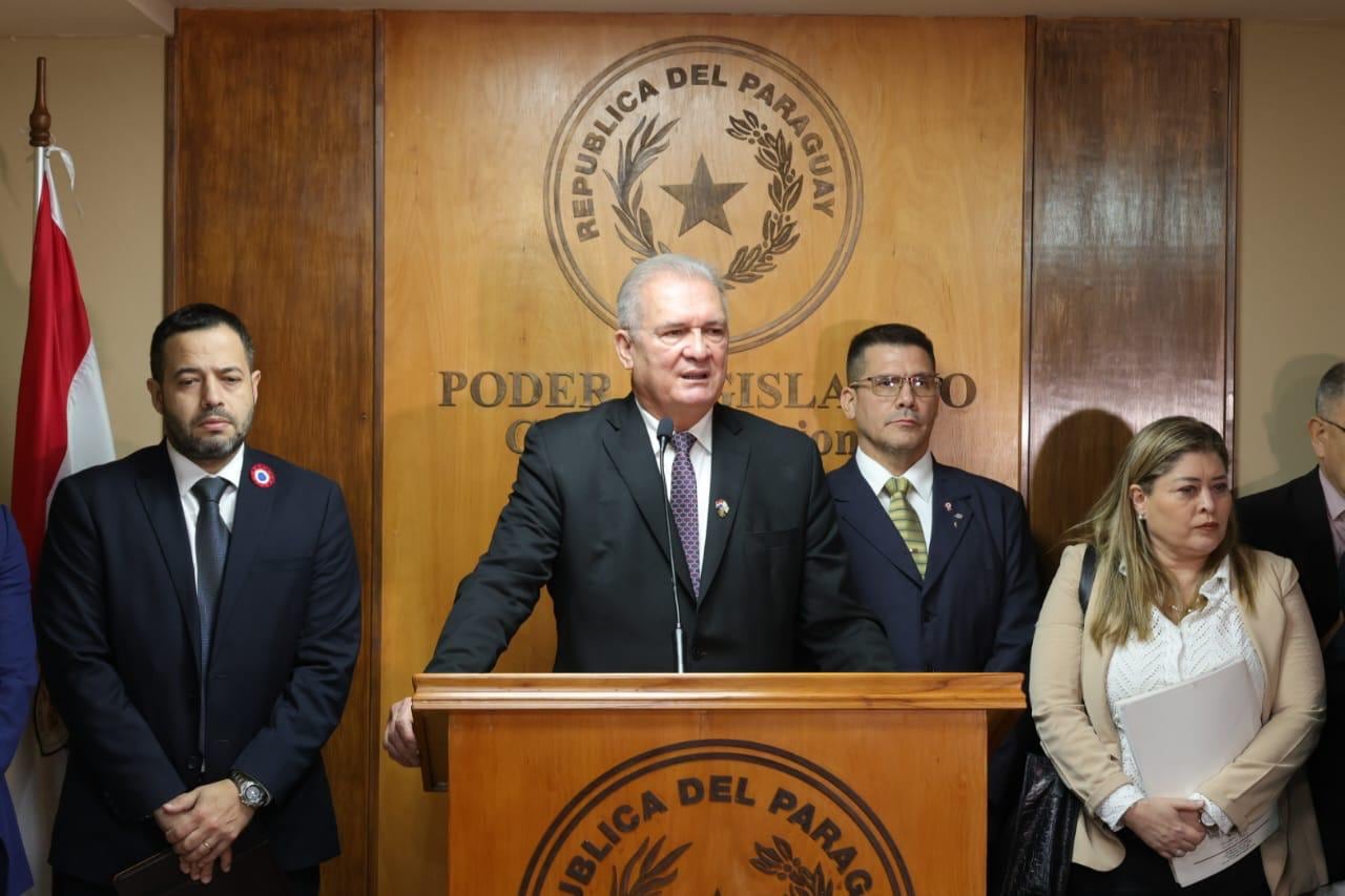 AME7962. ASUNCIÓN (PARAGUAY), 22/05/2024.- Fotografía cedida por el senado de Paraguay del fiscal general de Paraguay, Emiliano Rolón (c), acompañado del equipo encargado de la investigación del caso Pecci, durante una conferencia de prensa en el Congreso de Paraguay este míercoles, en la ciudad de Asunción (Paraguay). Emiliano Rolón, afirmó este miércoles que la Justicia de Colombia "no puede soslayar su compromiso" de determinar el autor intelectual del asesinato del fiscal antimafia Marcelo Pecci, ocurrido en mayo en 2022 en una isla de ese país. EFE/Senado de Paraguay/SOLO USO EDITORIAL/SOLO DISPONIBLE PARA ILUSTRAR LA NOTICIA QUE ACOMPAÑA (CRÉDITO OBLIGATORIO)