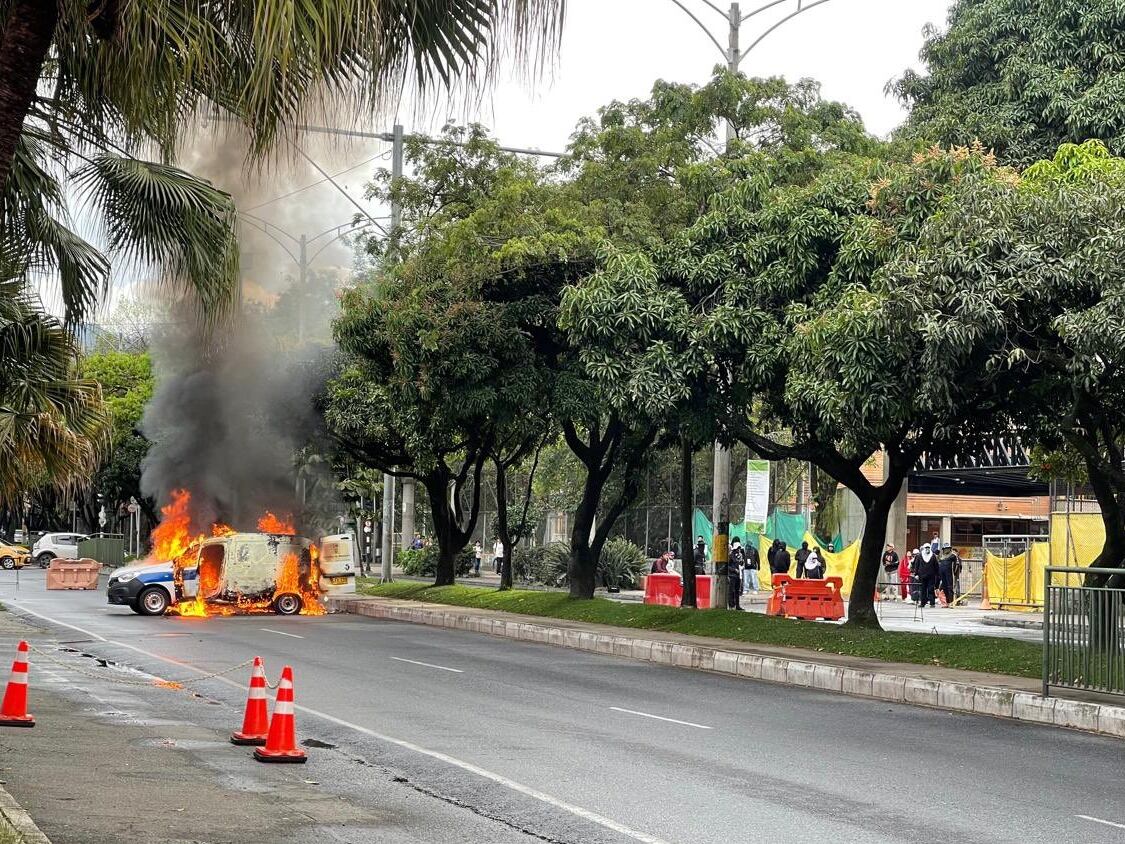 Carro quemado en Medellín- foto Federico Gutiérrez