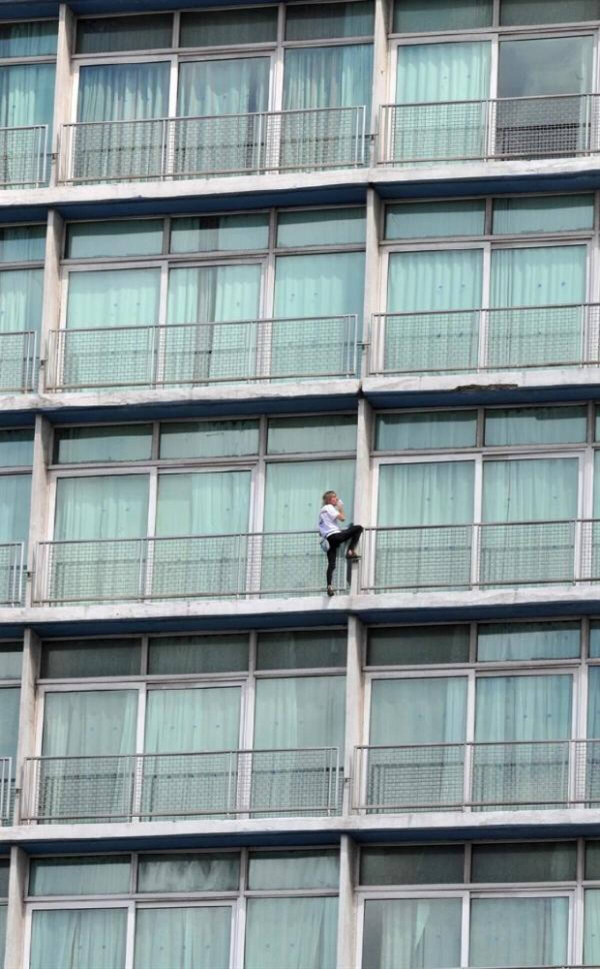 A los 11 años de edad, ya mostró su facilidad en solo integral cuando trepó la fachada del edificio donde vivía de ocho plantas, puesto que se había olvidado las llaves dentro del piso.