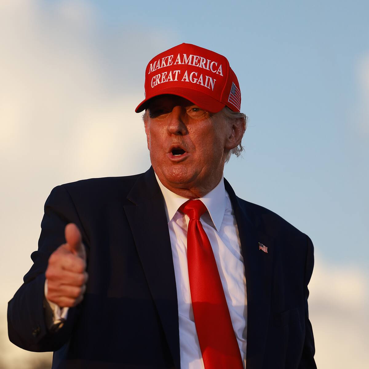 Meta restablece cuentas de Facebook y Twitter del expresidente Donald Trump