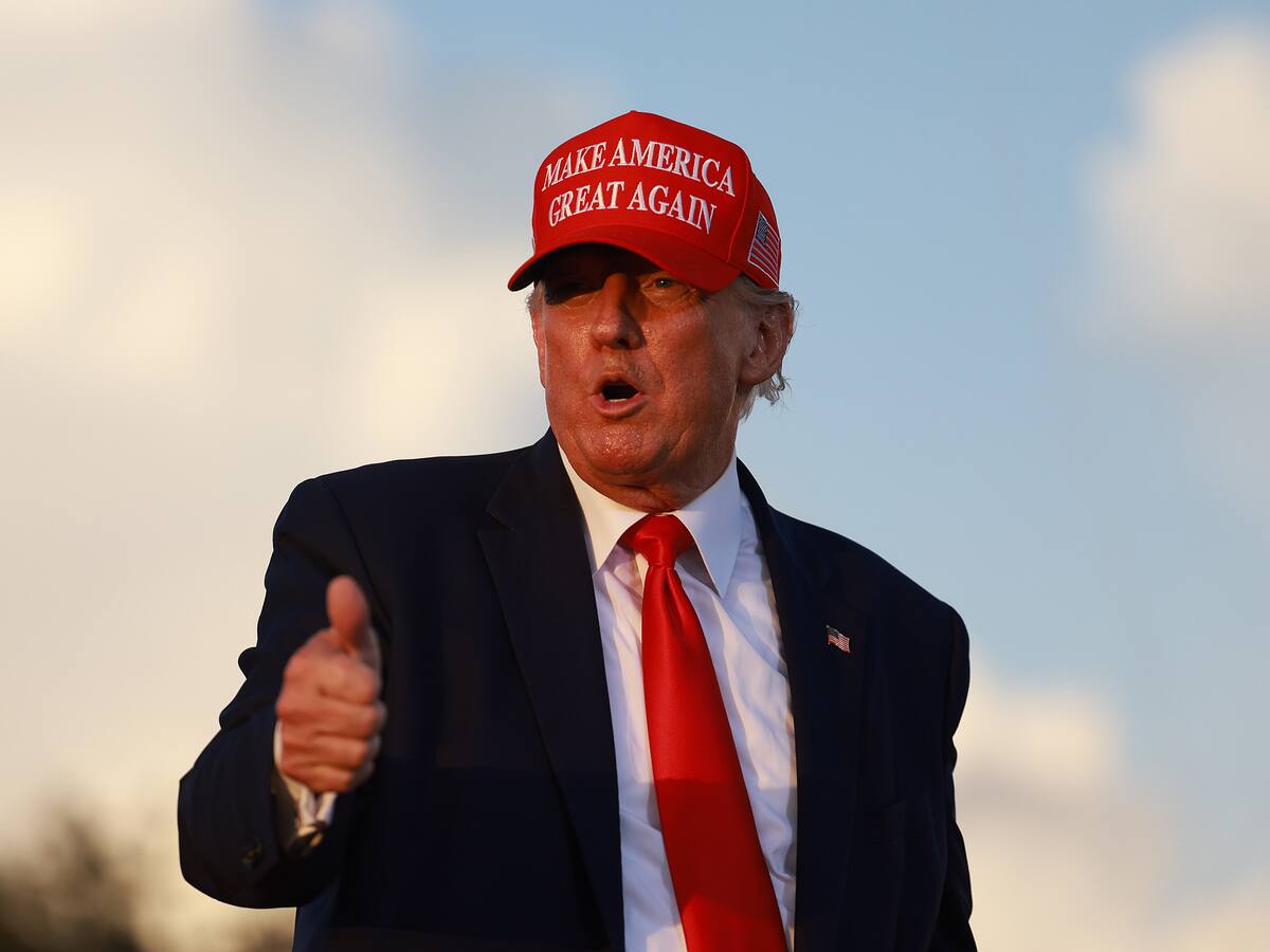 Meta restablece cuentas de Facebook y Twitter del expresidente Donald Trump