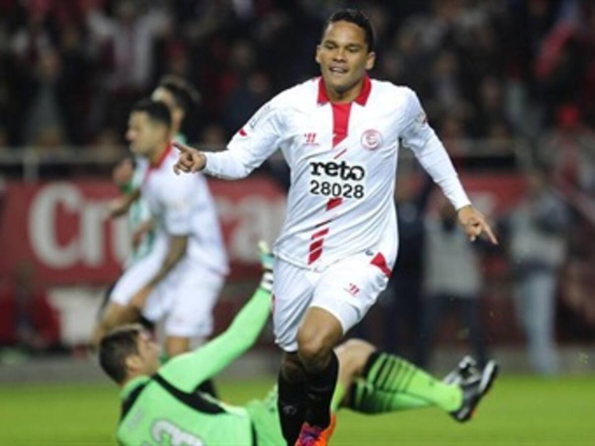 Carlos Bacca desequilibró el clásico sevillano muy temprano