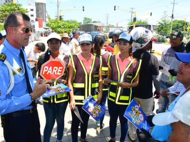 Reinas Populares concientizan a peatones en Cartagena