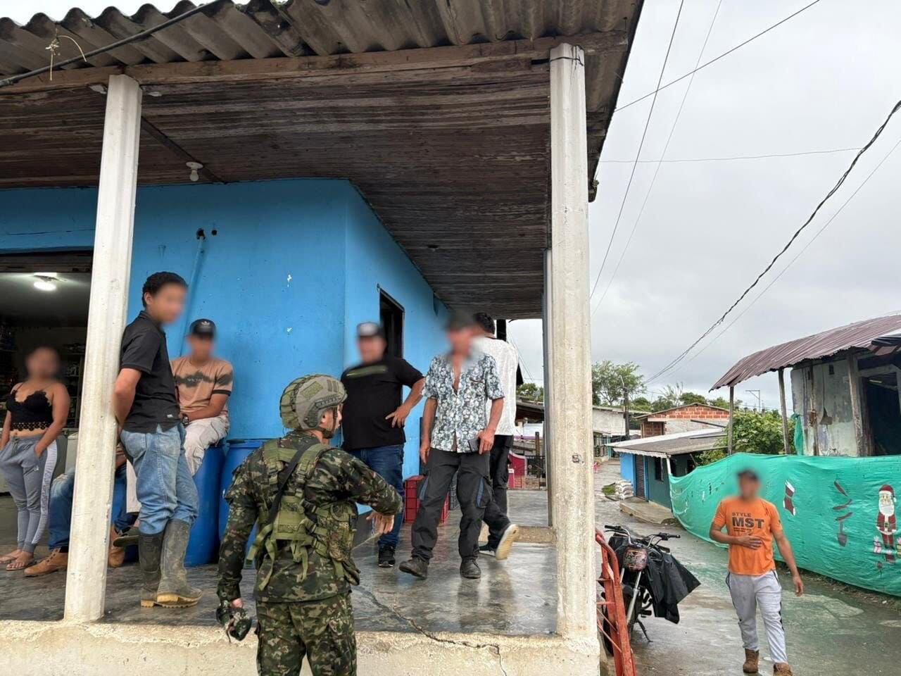 Tropas del Ejército en el corregimiento Puerto Raudal de Valdivia, Antioquia. Foto: Gobernación de Antioquia.