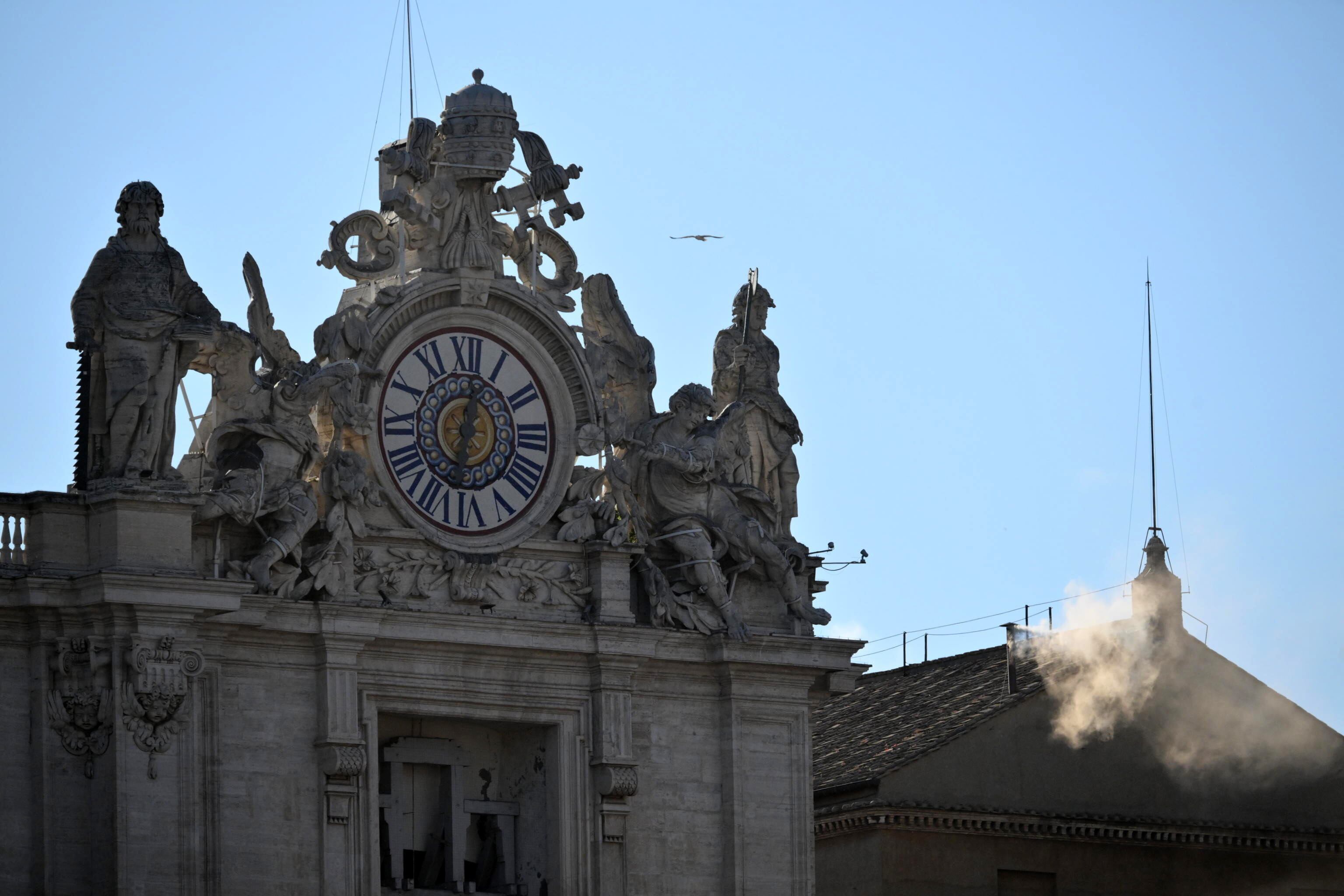 Vatican City (Vatican City State (Holy See)), 08/05/2025.- White smoke rises from the chimney of the Sistine Chapel, signaling that cardinals elected a new pope during their conclave in Vatican City, 08 May 2025. (Papa) EFE/EPA/ALESSANDRO DI MEO