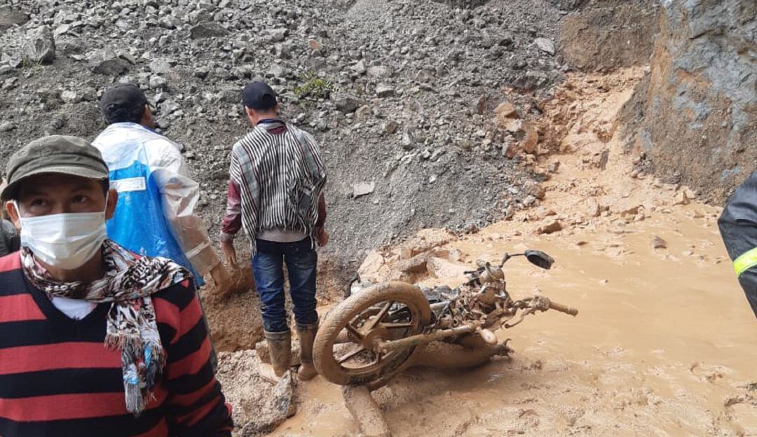 La comunidad recuperó el cuerpo y la moto.