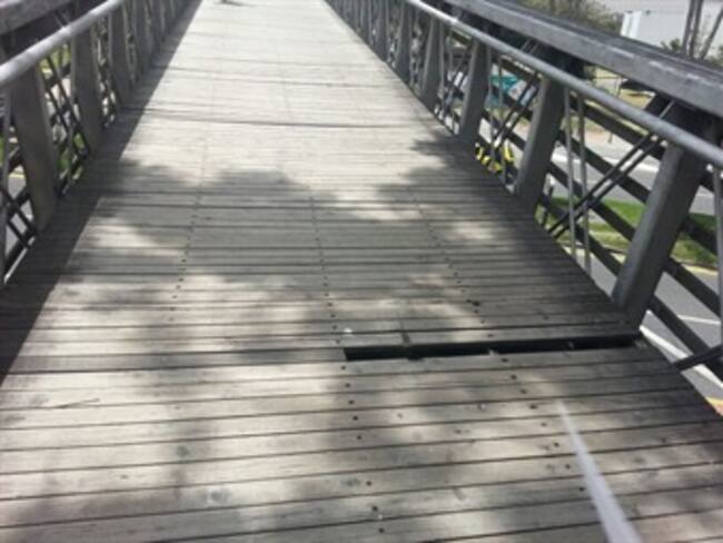 Denuncian riesgoso puente de madera en Teusaquillo. IDU lo intervendrá en 2014