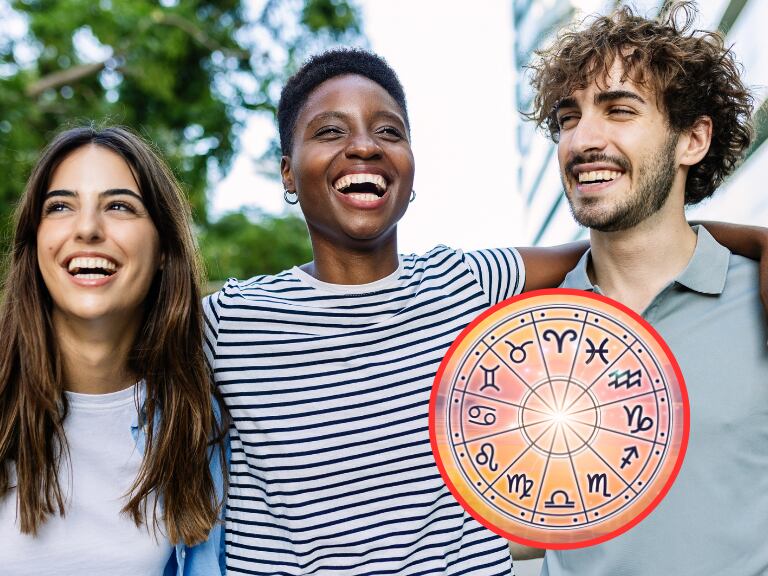 Grupo de amigos manifestando felicidad y de fondo una ilustración alusiva a los signos zodiacales (Fotos vía Getty Images).