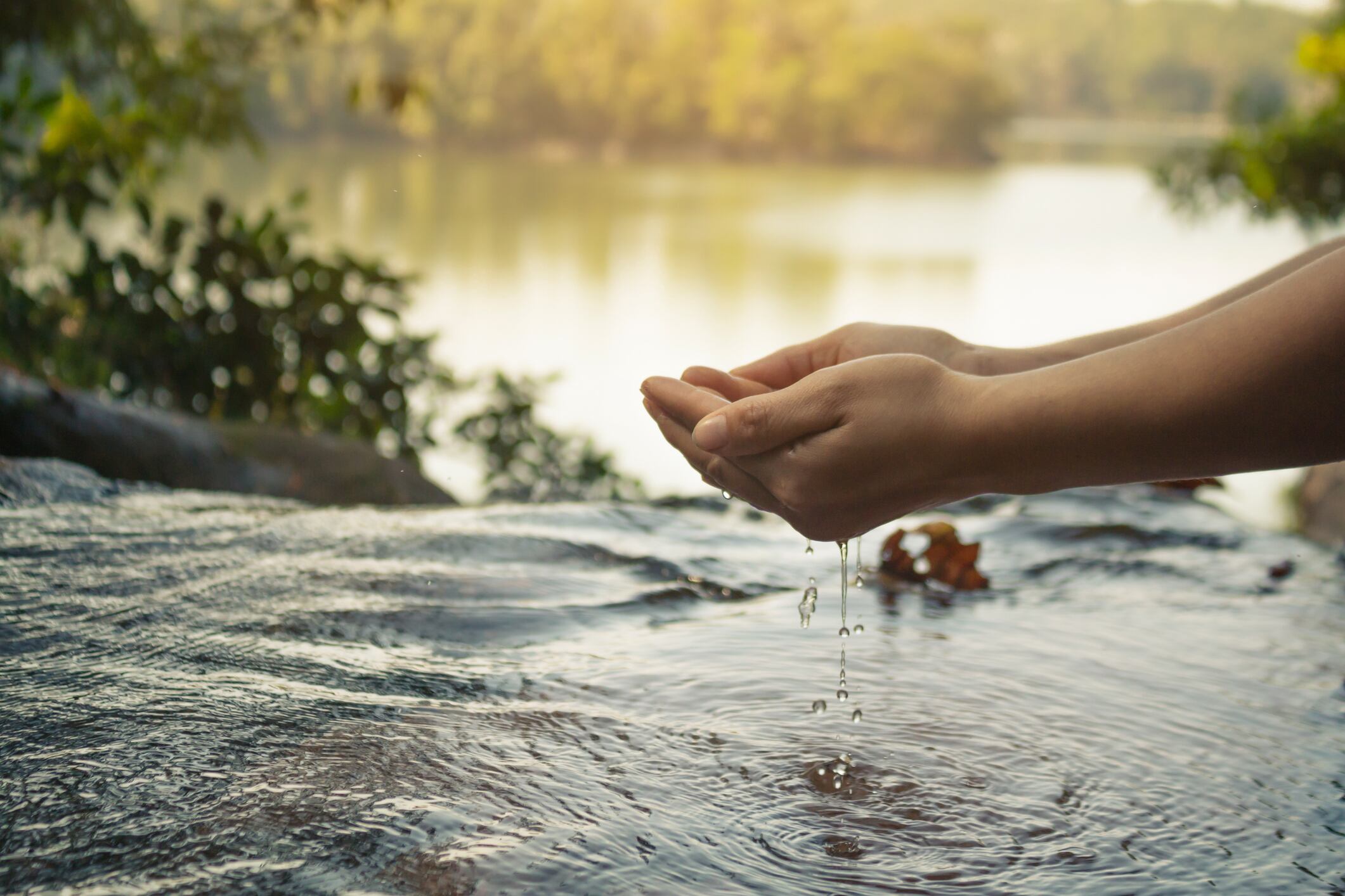Persona tocando el agua (Foto vía Getty Images)