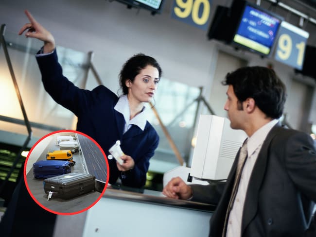 Personal de una aerolínea hablando con un cliente y dándole indicaciones. De fondo la banda de un aeropuerto con varias maletas (Fotos vía Getty Images)