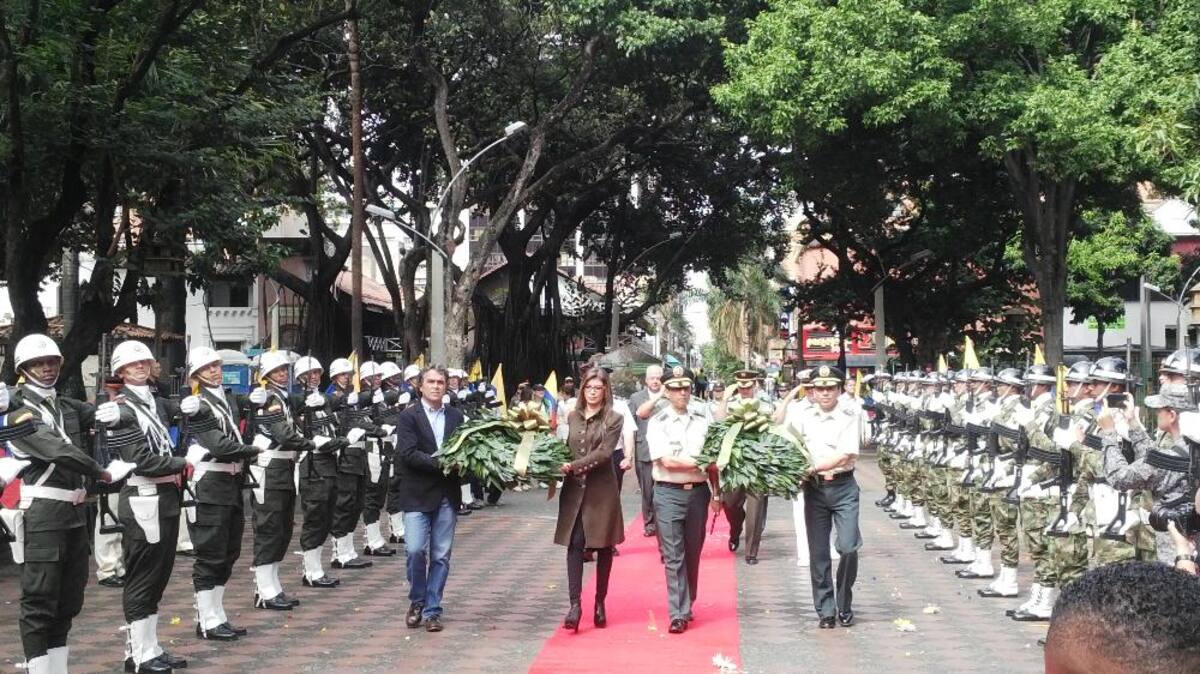 La conmemoración de la independencia de Colombia se hizo en el parque donde esta la estatua del libertador, Simón Bolívar que recibió simbólicamente una ofrenda floral.