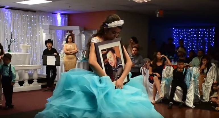 ¡Conmovedor momento! Una quinceañera bailó con la fotografía de su padre