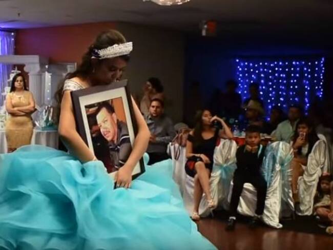 ¡Conmovedor momento! Una quinceañera bailó con la fotografía de su padre