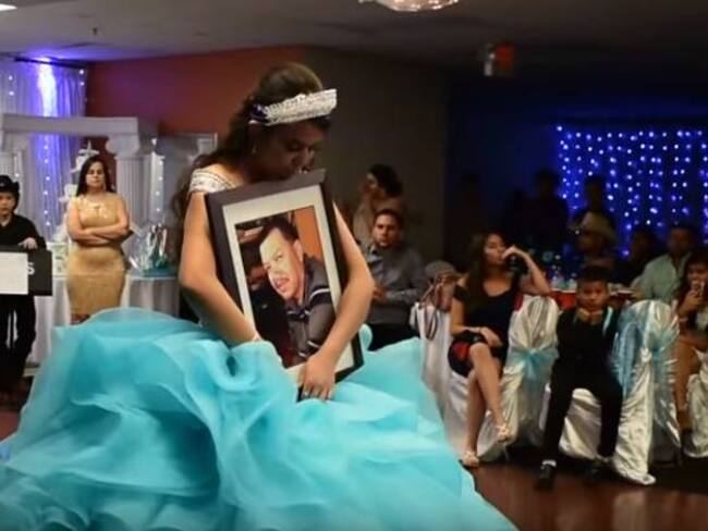 ¡Conmovedor momento! Una quinceañera bailó con la fotografía de su padre